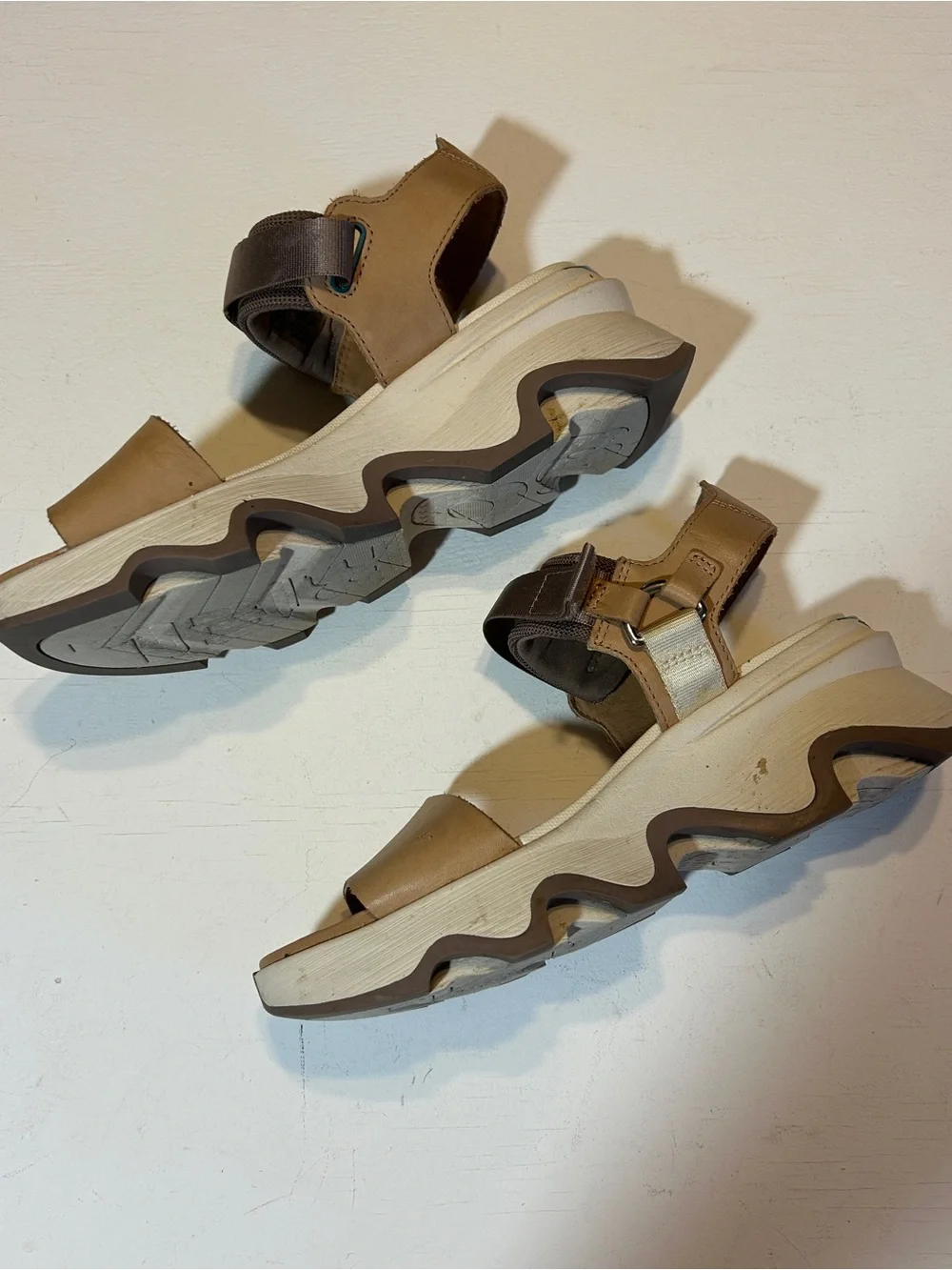 Sorel Kinetic Impact Y-Strap Sandals Women’s Size 7 Beige Leather Platform Sport